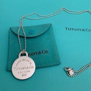 ♦️SOLD♦️ Return To Tiffany & Co. Round Pendant